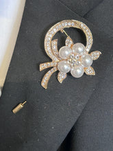 Load image into Gallery viewer, Bridal Brooch Bouquet, Vintage style, Ivory blush Wedding Bouquet, Gold Jeweled Bouquet, Brooch Bouquet, Unique, Silk Flower Bouquet,