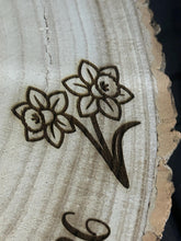 Load image into Gallery viewer, Personalized Wood Slice Cake Stand, Engraved Rustic Wedding Display stand, Personalised Engraved log Slice with Daffodils
