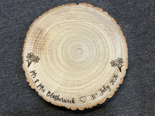 Load image into Gallery viewer, Personalized Wood Slice Cake Stand, Engraved Rustic Wedding Display stand, Personalised Engraved log Slice with Daffodils
