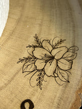 Load image into Gallery viewer, Personalized Wood Slice Cake Stand, Engraved Rustic Wedding Engagment Display stand, Personalised Engraved log Slice with Lillies
