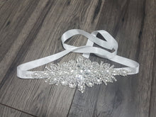 Load image into Gallery viewer, Vintage style Bridal Flapper headpiece fascinator ,1920&#39;s rhinestone Headpiece, The Great Gatsby rhinestone brooch, hair tie

