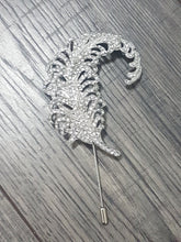 Load image into Gallery viewer, Peacock feather buttonhol Boutonniere Feather brooch, Alternative flower, Wedding Buttonhole Pin.  Wedding Boutonnière by Crystal wedding uk
