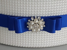 Load image into Gallery viewer, Pearl cake stand, cake holder with  any colour and Pearl brooch
