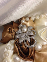 Load image into Gallery viewer, Bridesmaid bouquet ,Crystal pearl brooch bouquet, bridesmaid wedding flowers
