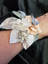 Load image into Gallery viewer, Wedding wrist corsage
