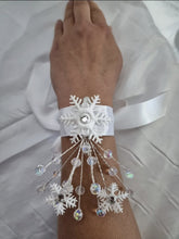 Load image into Gallery viewer, Snowflak and crystal wire  wrist corsage

