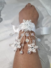 Load image into Gallery viewer, Snowflak and crystal wire  wrist corsage
