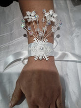 Load image into Gallery viewer, Snowflak and crystal wire  wrist corsage
