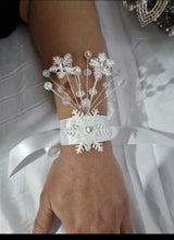 Load image into Gallery viewer, Snowflak and crystal wire  wrist corsage
