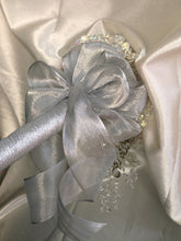 Load image into Gallery viewer, Crystal brooch bouquet
